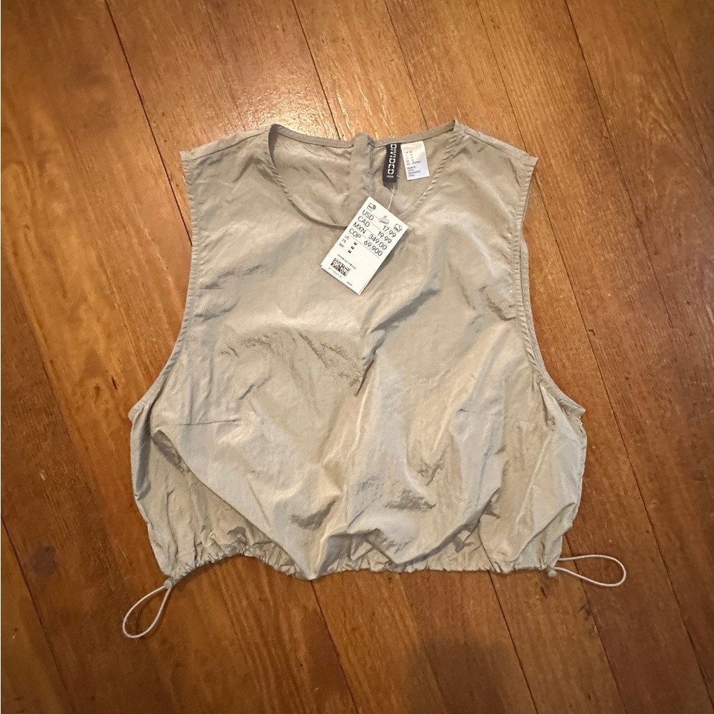 Sleeveless crop shirt, stretchy cord & toggle bottom band, zip neck, NWT, M